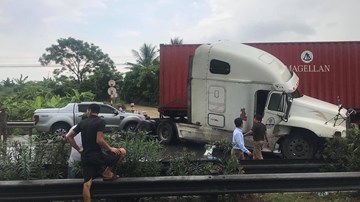 Tông vào xe bán tải, container ngoẹo đầu trên QL5