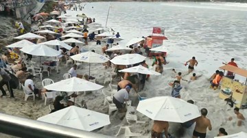 Brazil: Sóng lớn bất ngờ ập vào bãi biển cuốn theo nhiều du khách