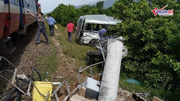 Tàu hỏa tông ôtô 16 chỗ sang đường, 3 người chết