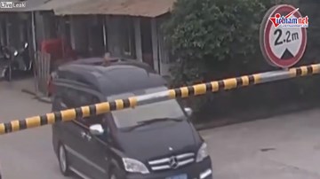 Bố sơ ý khiến con đập đầu vào thanh barie khi thò người lên cửa sổ trời
