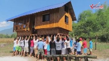 Philippines: Kỳ lạ tục lệ di chuyển, bê cả nhà bằng tay không đến nơi ở mới