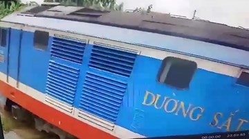 Quảng Bình: Cô gái cố vượt gác chắn bị tàu hỏa cán chết