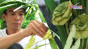 Làm đồ thủ công từ lá dừa nước, thanh niên thu tiền triệu mỗi ngày