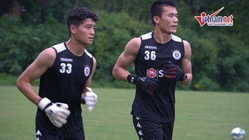 Đức Huy, Duy Mạnh cùng Hà Nội FC 'luyện quân' trong mưa chờ đấu Bình Dương