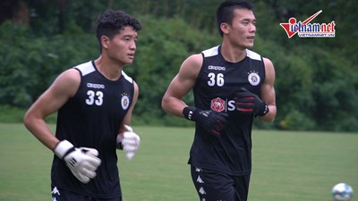 Đức Huy, Duy Mạnh cùng Hà Nội FC 'luyện quân' trong mưa chờ đấu Bình Dương