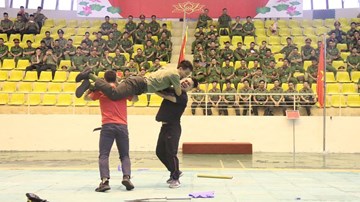 Xem chiến sĩ công an dùng võ chống lại đám đông tội phạm