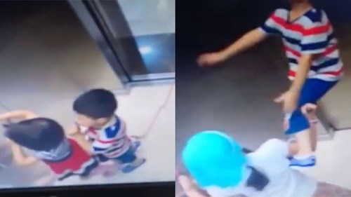 Bé trai dắt theo dây thừng bị treo bổng lên cao trong thang máy