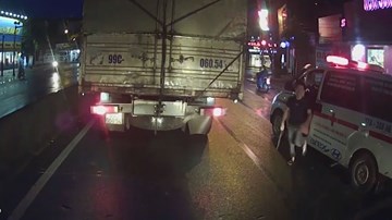 Tài xế xe cứu thương vác dao xuống 'nói chuyện' với lái xe tải