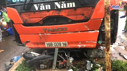 Xe khách lao vào khu chợ ven đường, ít nhất 3 người thiệt mạng