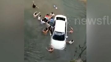Người dân ào xuống sông giải cứu bé trai 1 tuổi trong ô tô đang chìm
