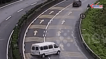 Ô tô trượt dài trên cao tốc, tài xế và hành khách văng ra khỏi xe