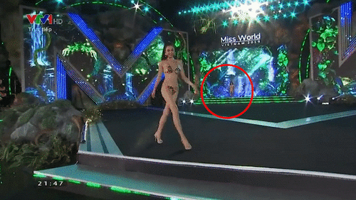 Thí sinh Miss World Việt Nam 'ngã lộn nhào' trong phần thi bikini