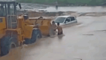 Ôtô bị cuốn trôi khi cố băng qua dòng nước lũ chảy xiết