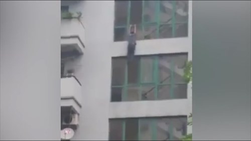 Hà Nội: Người đàn ông nhảy từ ban công xuống tử tự
