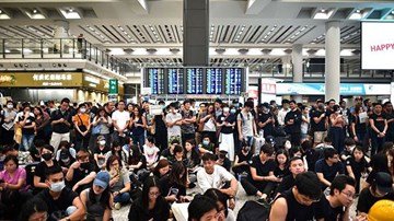 Hong Kong: Đường phố vắng tanh, sân bay hỗn loạn