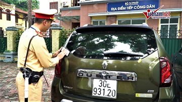 Hà Nội: CSGT xử lý hàng loạt ô tô đỗ trên vỉa hè
