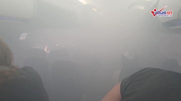 Máy bay Anh hạ cánh khẩn, động cơ phát nổ khói mù mịt khắp khoang