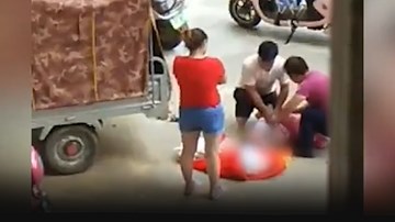 Bé gái bị bố mẹ đánh đập khiến cộng đồng mạng phẫn nộ