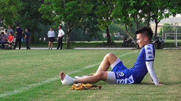 Quang Hải dính chấn thương, buộc phải rời sân tập trước chung kết AFC Cup
