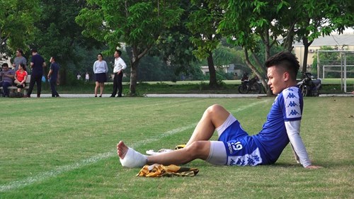 Quang Hải dính chấn thương, buộc phải rời sân tập trước chung kết AFC Cup