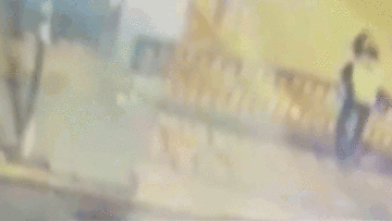 Mải hôn nhau, đôi trai gái rơi từ trên cầu xuống đất