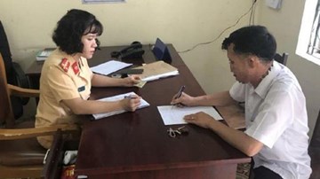 Phạt nguội tài xế xe khách dùng điện thoại khi lái xe trên cao tốc