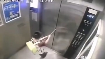 Bé trai 8 tuổi bị mắc kẹt vì dùng ô ngăn cửa thang máy