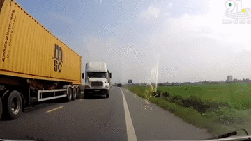Container lách làn, suýt gây tai nạn nghiêm trọng