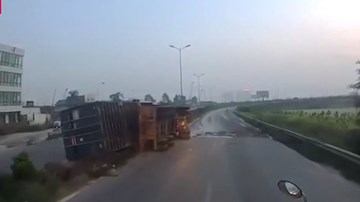 Cua gấp khi vào đường dẫn vành đai 3, container lật đè dải phân cách
