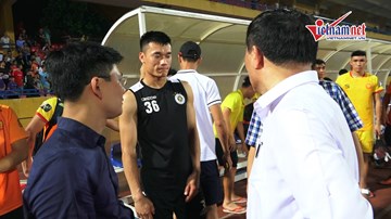 Bùi Tiến Dũng động viên đồng đội cũ tại Thanh Hóa sau trận thua đậm 0 - 5