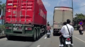 Nhóm thanh niên len lỏi, lạng lách đánh võng trước đầu ô tô trên quốc lộ
