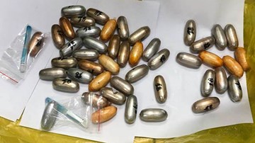 Bắt đối tượng nuốt 1,6kg cocain trong bụng tại sân bay Tân Sơn Nhất