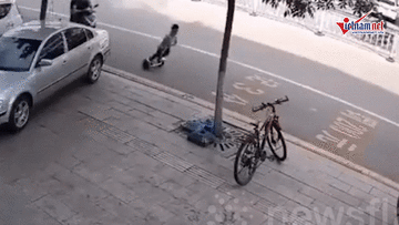 Bé trai suýt chết vì bị xe điện cân bằng kéo lê giữa phố