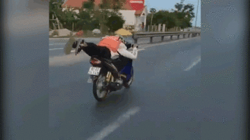 Xử phạt nam thanh niên 17 tuổi nằm trên yên điều khiển xe máy