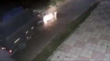 Cùng lấn làn với tốc độ cao, xe máy đấu đầu xe tải trong đêm