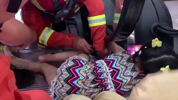 Giải cứu bé gái 5 tuổi bị thành vịn thang cuốn hút và mắc kẹt