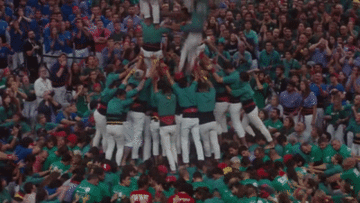 Truyền thống độc đáo xây 'tháp người' trước cửa tử thần ở châu Âu