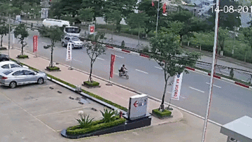 Xe bồn mất lái tông xe 7 chỗ văng xa, suýt cán xe đạp điện