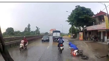 Thiếu quan sát, xe máy ngã trước đầu xe tải và cú đạp phanh kịp thời