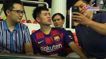 CĐV bất chấp nhào tới chụp ảnh, Văn Đức, Đình Trọng nhăn mặt kêu đau