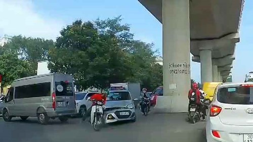 Xe máy len lỏi, kéo bung cản trước xe taxi rồi tăng ga bỏ chạy