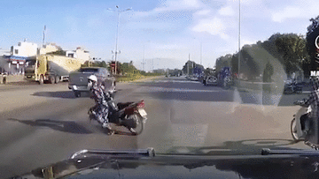 Xe khách bóp còi khiến nữ 'Ninja' hoảng sợ nhảy khỏi xe máy