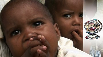 Bộ lạc kỳ thị và bỏ mặc trẻ sinh đôi đến chết vì sợ rắc rối