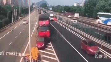 Chuyển làn đột ngột trên cao tốc, ô tô bị đâm kinh hoàng từ phía sau