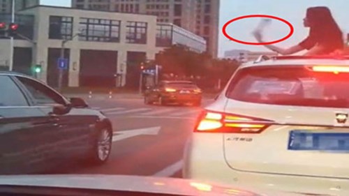 Tài xế xả rác ra đường bị cô gái đuổi theo, ném trả vào trong xe