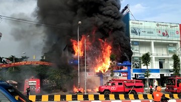 Cháy lớn tại siêu thị ở Bắc Giang, từng ‘quả cầu lửa’ rơi xuống đường