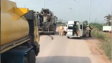 CSGT Bắc Giang nổ súng trấn áp xe khách biển giả bỏ chạy trên cao tốc