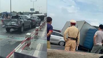 Xe tải lật nghiêng đè bẹp ôtô con, cầu Thanh Trì ùn tắc hàng cây số