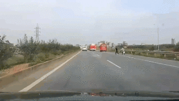 Nữ công nhân đột ngột băng qua cao tốc Hà Nội – Bắc Giang như ‘tên bắn’