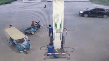 Nữ nhân viên xịt bọt cứu hỏa kín người cụ ông vì hút thuốc ở cây xăng